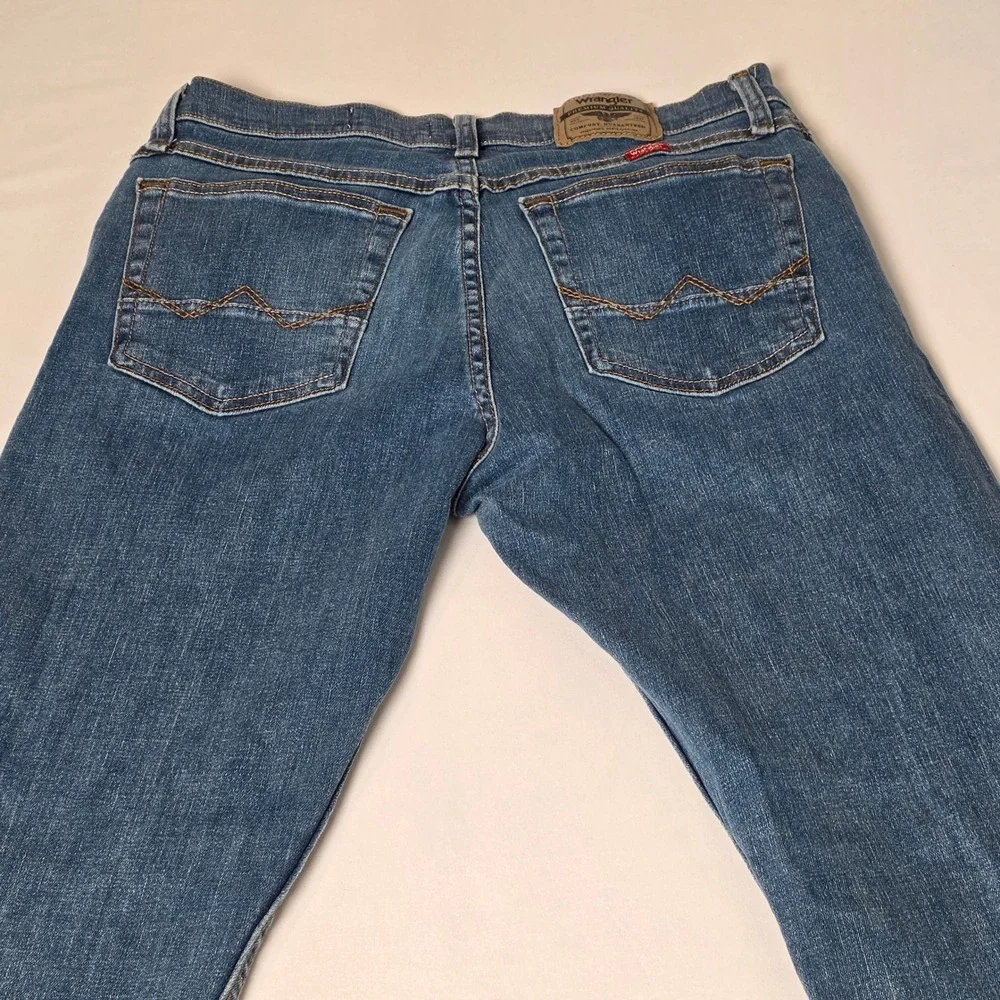 Wrangler Jeans Mens Straight Fit 31x30 Blue Medium Wash Denim 5-Pocket Classic‎